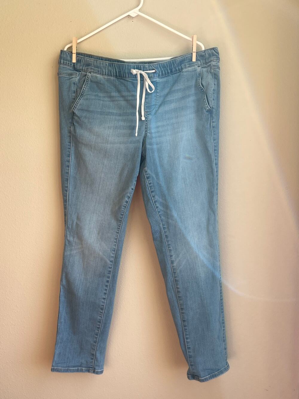 Torrid Weekend Jogger Mid Rise Jean Light Wash Denim Pull On Size 1R Plus/ XL